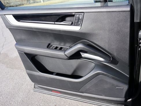 Used 2025 Porsche Cayenne w/ Premium Package image 34