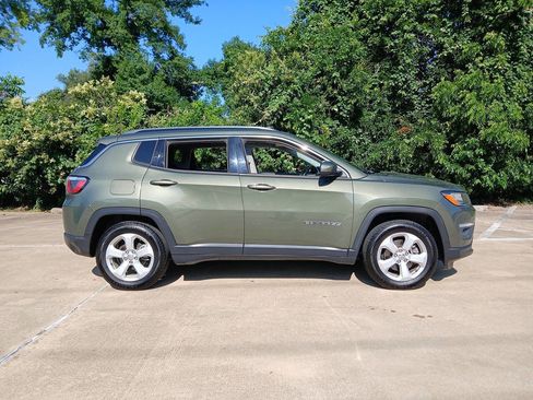 Used 2017 Jeep Compass Latitude w/ Popular Equipment Group FWD image 3