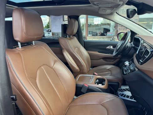 Used 2018 Chrysler Pacifica Limited w/ Tire & Wheel Group FWD image 50