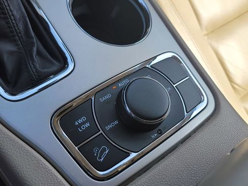 Used 2017 Jeep Grand Cherokee Limited image 32