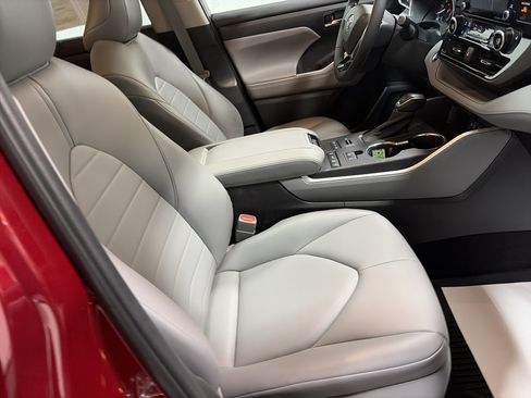 Used 2021 Toyota Highlander XLE AWD/4WD image 36
