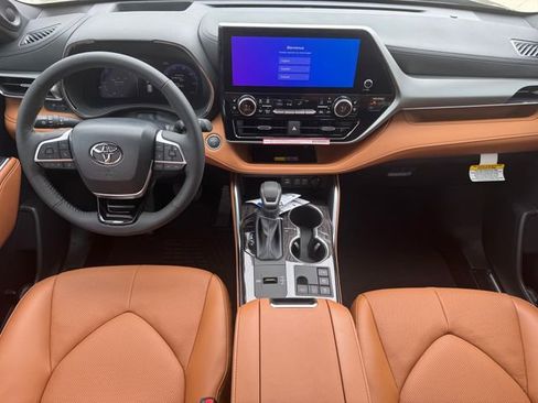 New 2026 Toyota Highlander Platinum AWD/4WD image 18