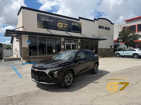 Used 2025 Chevrolet Trax LT FWD image 1