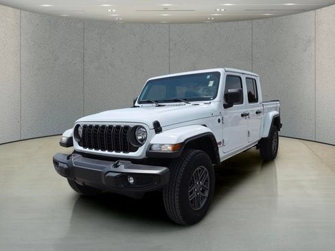 Used 2024 Jeep Gladiator Sport AWD/4WD image 11