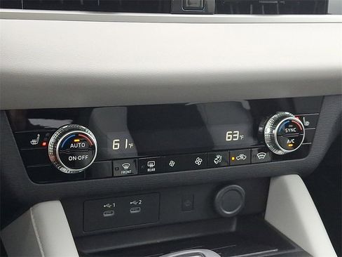 New 2025 Mitsubishi Outlander SE image 8