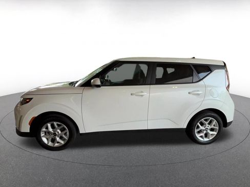 Used 2025 Kia Soul LX w/ LX Technology Package FWD image 8