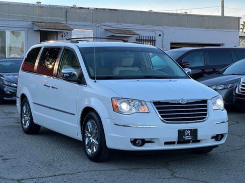 Used 2008 Chrysler Town & Country Limited w/ Trailer Tow Group image 3