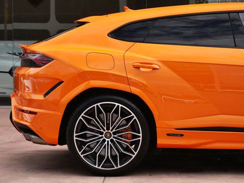 Used 2025 Lamborghini Urus SE AWD/4WD image 27