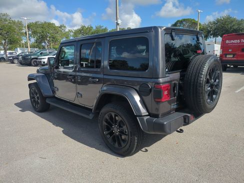Used 2025 Jeep Wrangler Unlimited Sahara AWD/4WD image 8