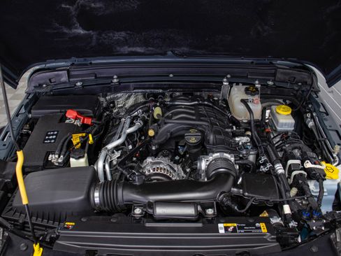 Used 2024 Jeep Wrangler Unlimited Rubicon w/ Technology Group image 9