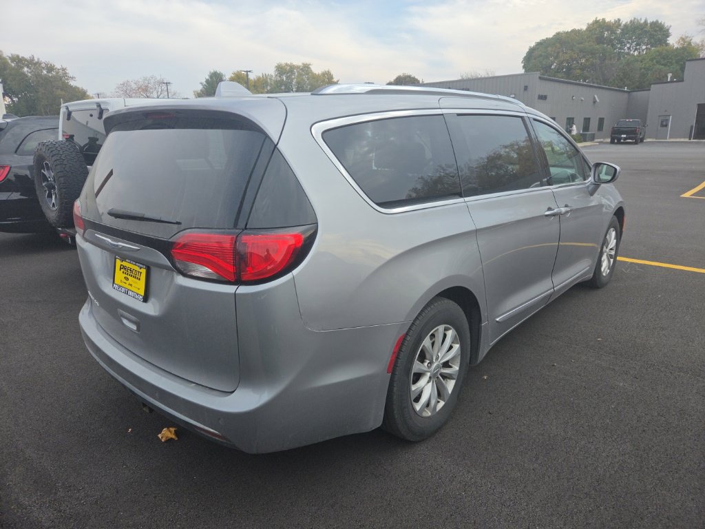 Used 2018 Chrysler Pacifica Touring-L FWD image 2