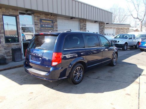 Used 2017 Dodge Grand Caravan SXT image 3