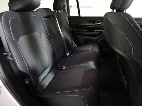 Used 2023 Jeep Grand Cherokee Laredo RWD image 21