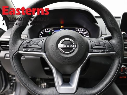 Used 2025 Nissan Altima 2.5 SV image 10