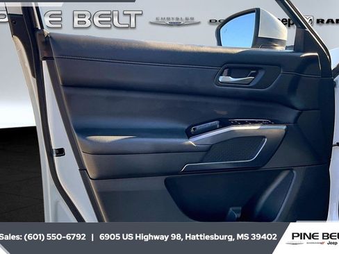 Used 2023 Nissan Pathfinder SL w/ Lighting Package (N92) image 17