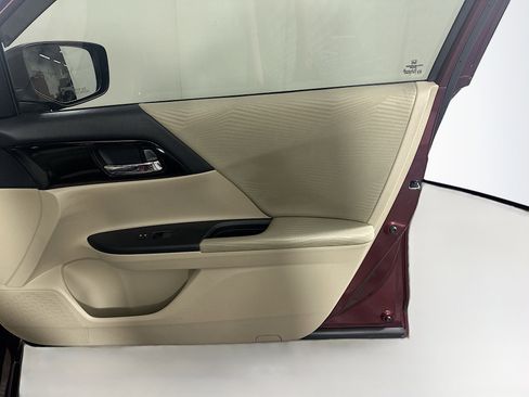 Used 2017 Honda Accord LX image 29