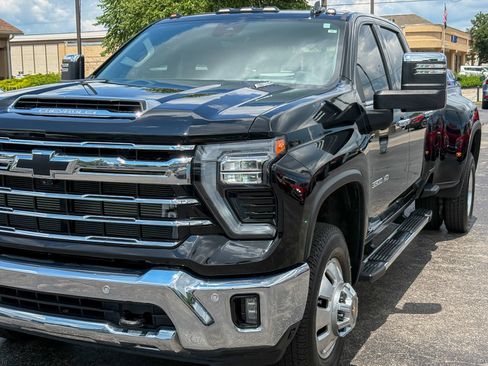 Used 2025 Chevrolet Silverado 3500 LTZ w/ LTZ Convenience Package AWD/4WD image 7