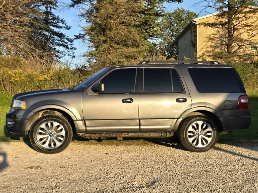Used 2015 Ford Expedition XLT w/ Equipment Group 202A AWD/4WD image 3