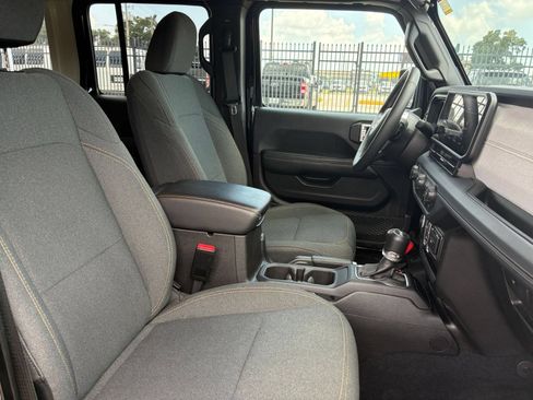 Used 2025 Jeep Wrangler Unlimited Sahara AWD/4WD image 33