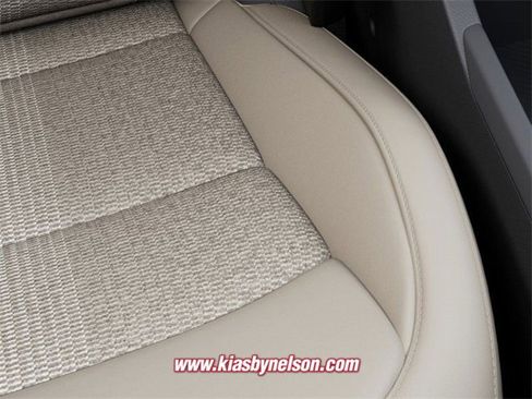 New 2025 Kia Niro EX image 24