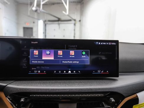 Used 2025 BMW 330i xDrive Sedan w/ Premium Package image 15