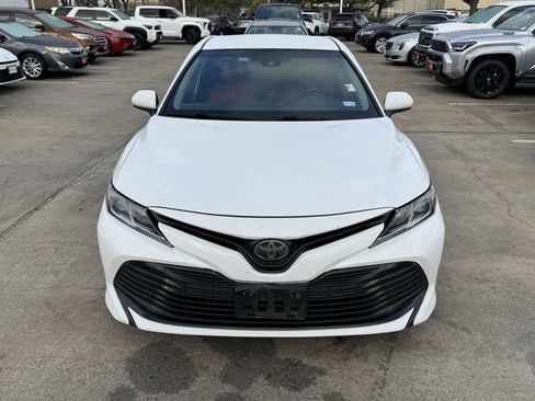 Used 2018 Toyota Camry LE image 2