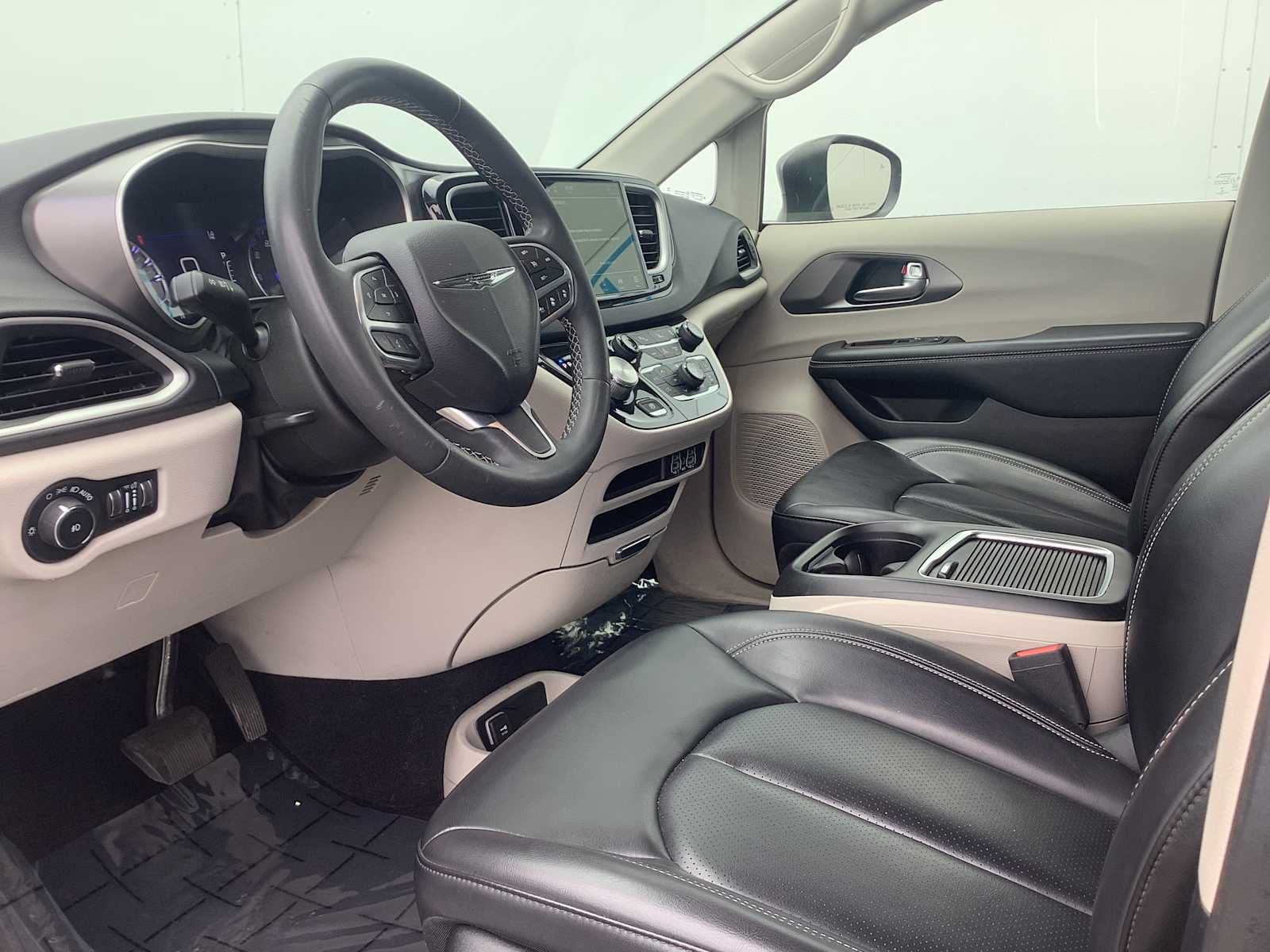 Used 2023 Chrysler Pacifica Touring-L FWD image 3