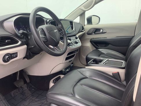 Used 2023 Chrysler Pacifica Touring-L FWD image 3