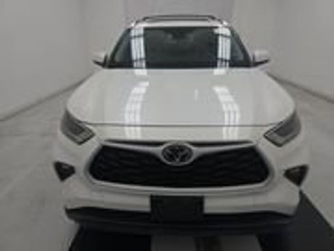 Used 2021 Toyota Highlander XLE image 2