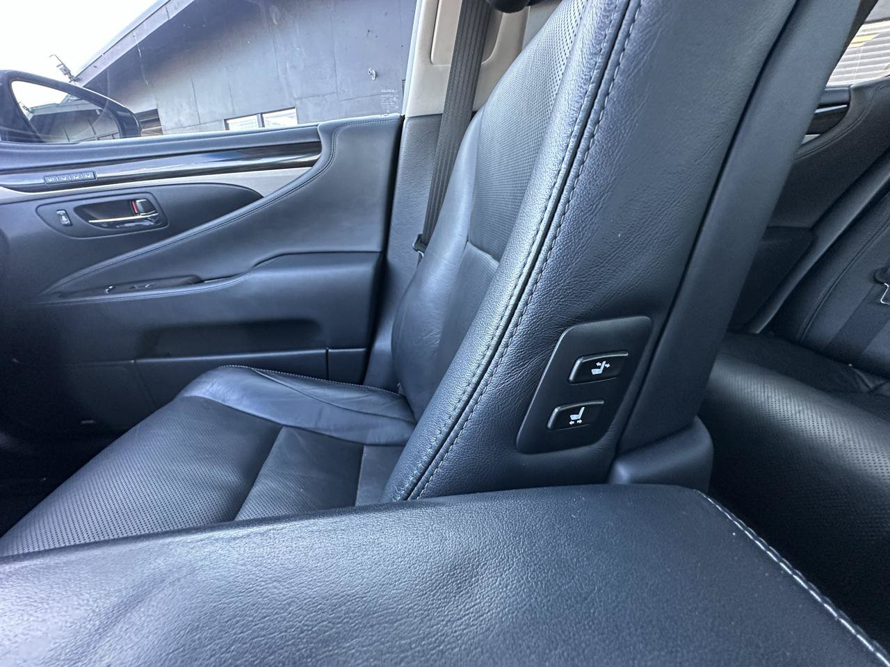 Used 2013 Lexus LS 460 AWD w/ Comfort Pkg image 35