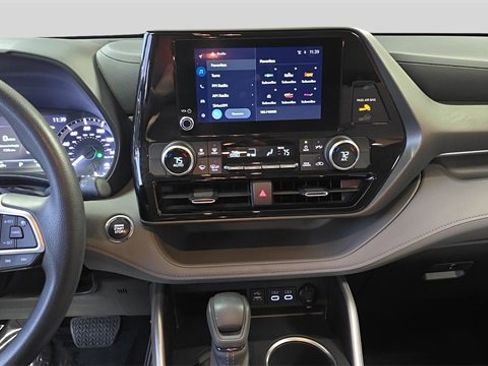 Used 2023 Toyota Highlander L image 18