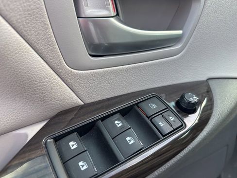 Used 2017 Toyota Sienna XLE image 23