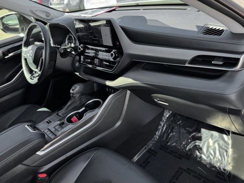 Used 2022 Toyota Highlander Limited image 21