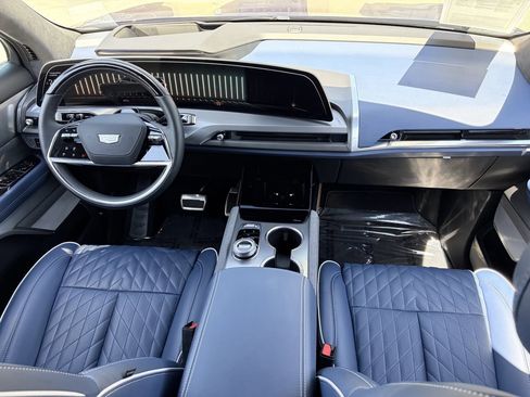 Used 2026 Cadillac Vistiq Premium Luxury w/ LPO, Floor Liner Package AWD/4WD image 15
