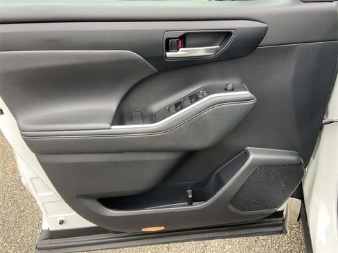 Used 2021 Toyota Highlander XLE image 13