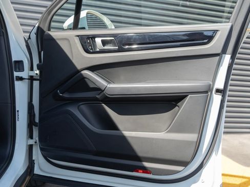 Used 2020 Porsche Cayenne image 30