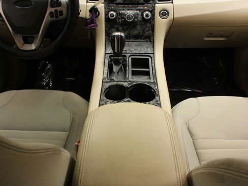 Used 2016 Ford Taurus SE FWD image 27