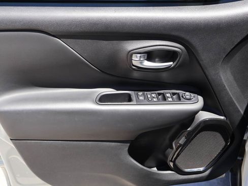Used 2020 Jeep Renegade Altitude FWD image 7