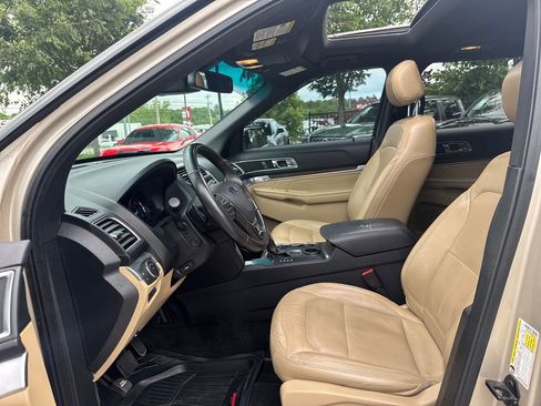 Used 2017 Ford Explorer Limited w/ Equipment Group 301A FWD image 9
