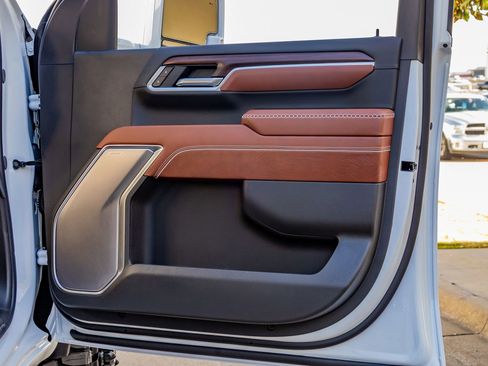 Used 2026 GMC Sierra 3500 Denali Ultimate w/ LPO, Black Badging Package image 37