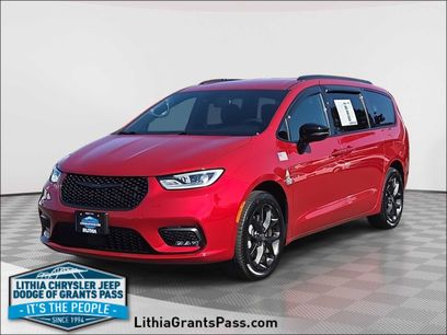 Used 2026 Chrysler Pacifica Select w/ S Appearance Package