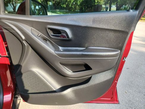 Used 2022 Chevrolet Trax LT w/ Driver Confidence Package image 32