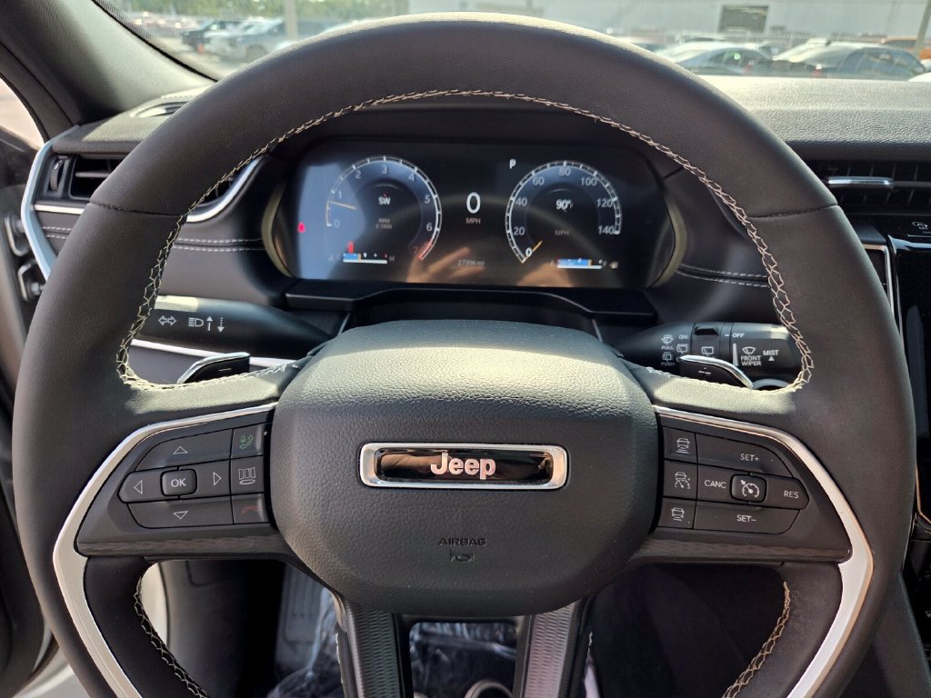 Used 2025 Jeep Grand Cherokee Altitude AWD/4WD image 31
