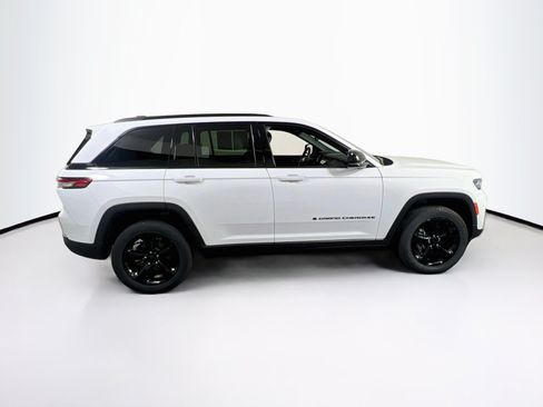 Used 2023 Jeep Grand Cherokee Altitude AWD/4WD image 4