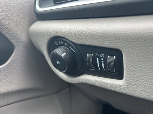 Used 2024 Chrysler Pacifica Touring-L image 20