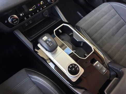 Used 2025 Mitsubishi Outlander SE image 25