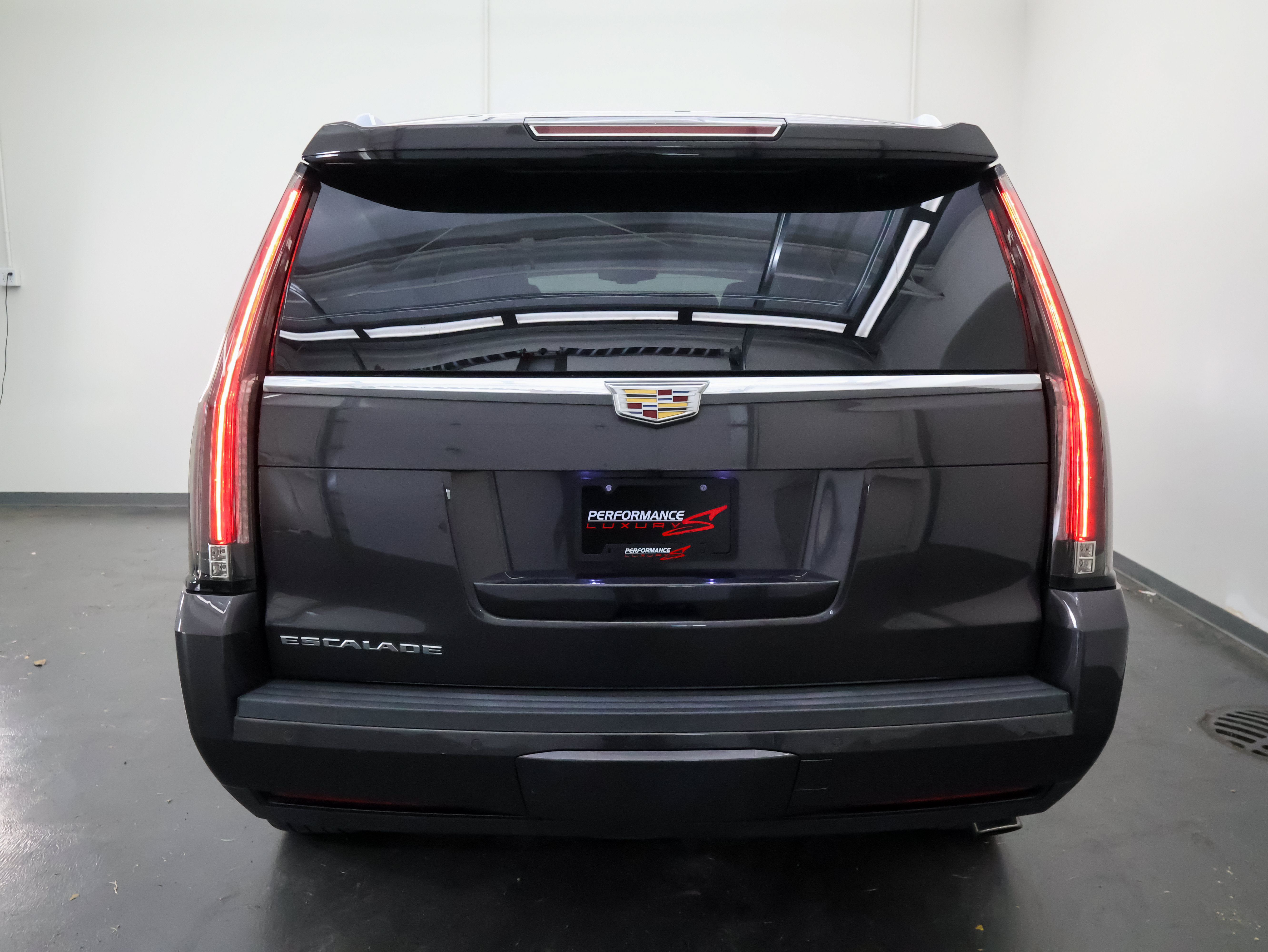 Used 2016 Cadillac Escalade Luxury RWD image 4