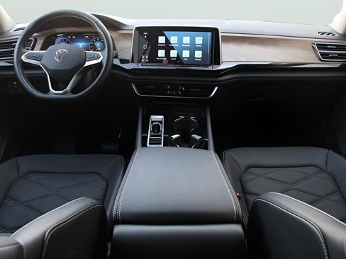 Used 2025 Volkswagen Atlas SE image 17