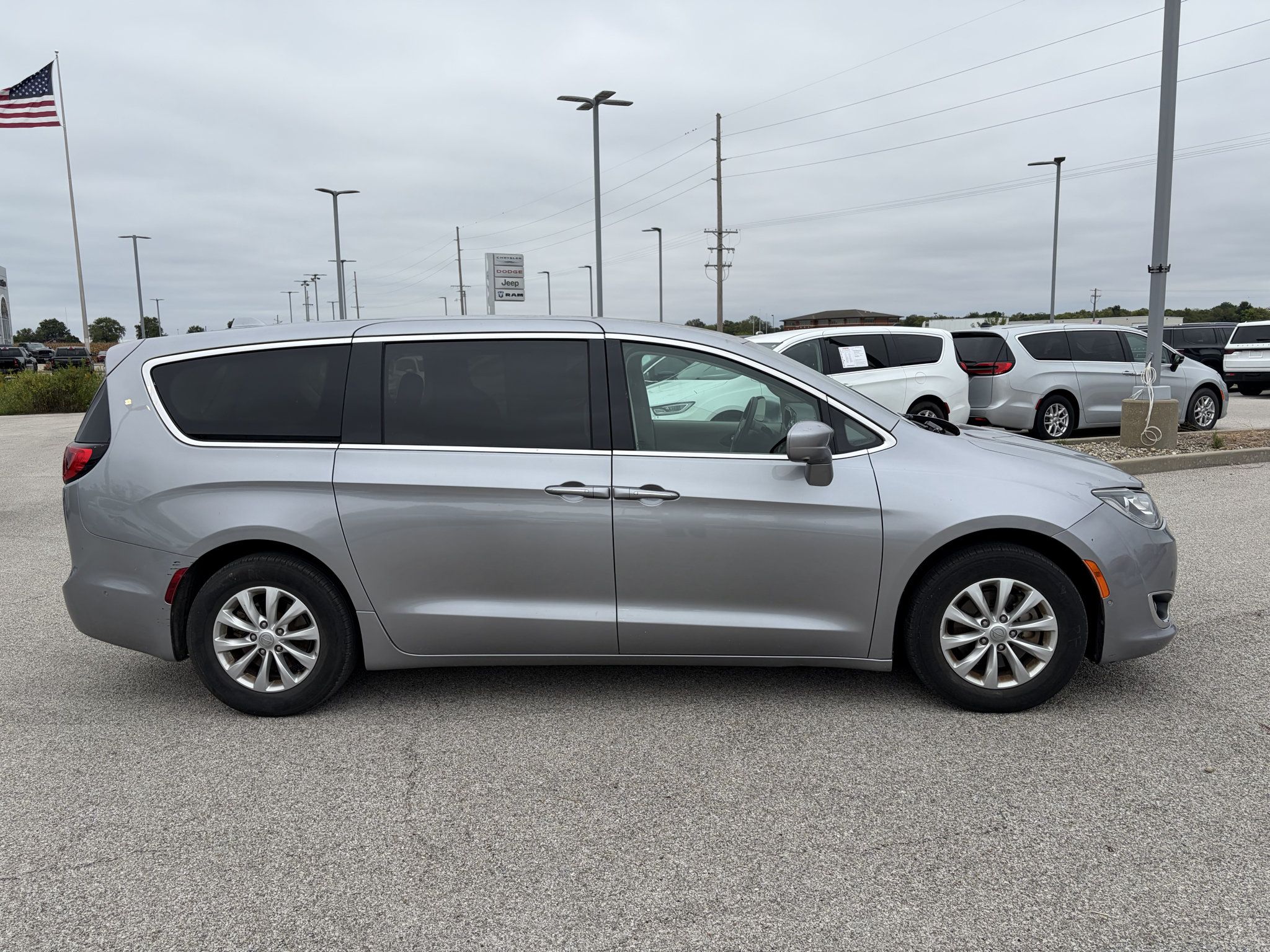 Used 2019 Chrysler Pacifica Touring Plus w/ Advanced Safetytec Group FWD image 2