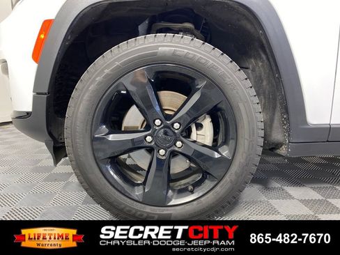 Used 2023 Jeep Grand Cherokee L Laredo AWD/4WD image 9